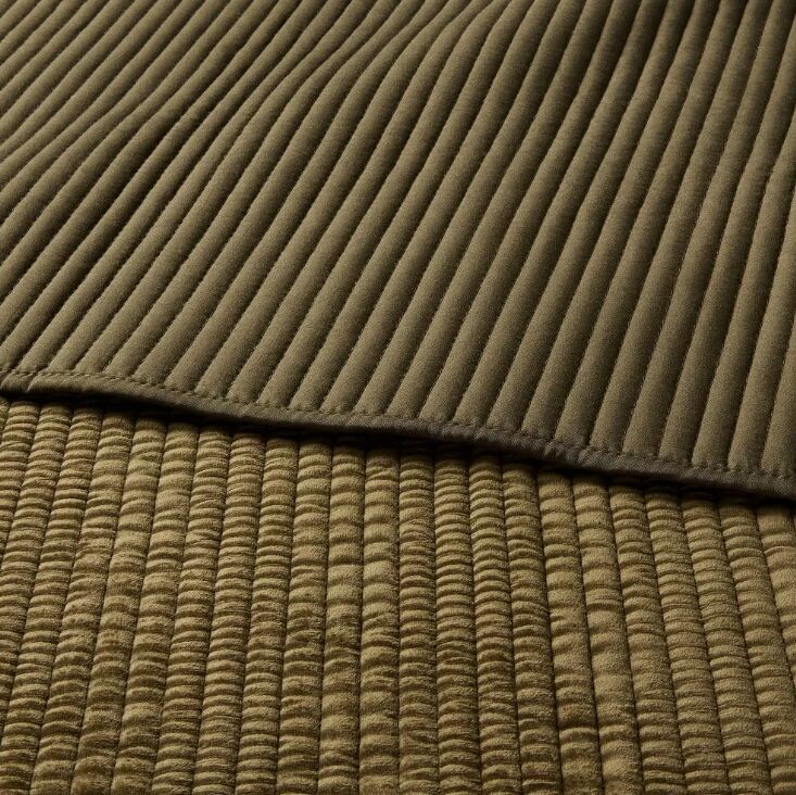 Quilt Set(250gsm flannel crepe,back is 85gsm washed microfiber solid.filling is 150gsm poly.1cm binding with back fabric.0.5”width channel quilt.)