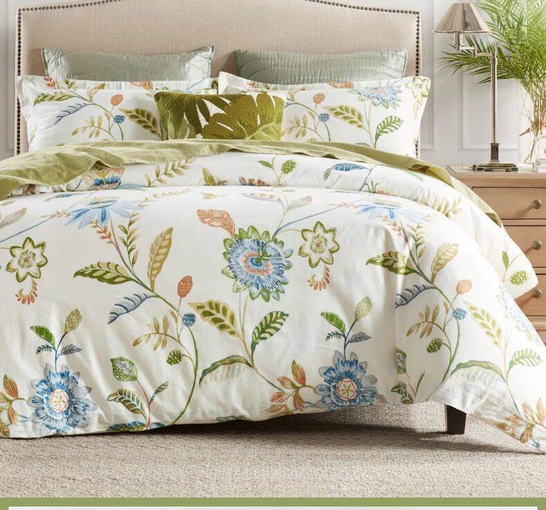 Ensemble de draps (tissu de dessus : 350T 100% coton imprimé réactif. Tissu de dessous : 350T 100% coton uni. Bord coupé et fermeture par boutons en bas. 60*80/173*180)