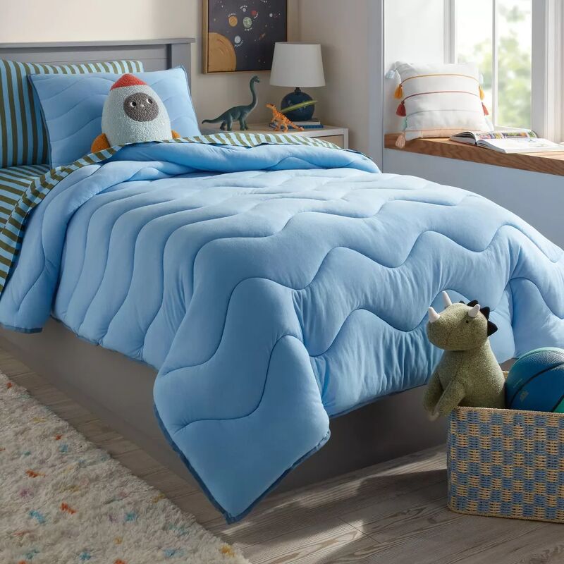 Comforter Set (front is 140gsm 50%cotton+50%polyester knitted fabric and back is 85gsm microfiber solid fabric ,200gsm soft poly filling and 1cm binding with back fabric and wave single needle quilt)